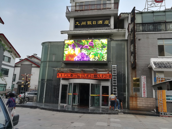 戶外P5全彩顯示屏交付使用，效果絕對(duì)沒(méi)得說(shuō)